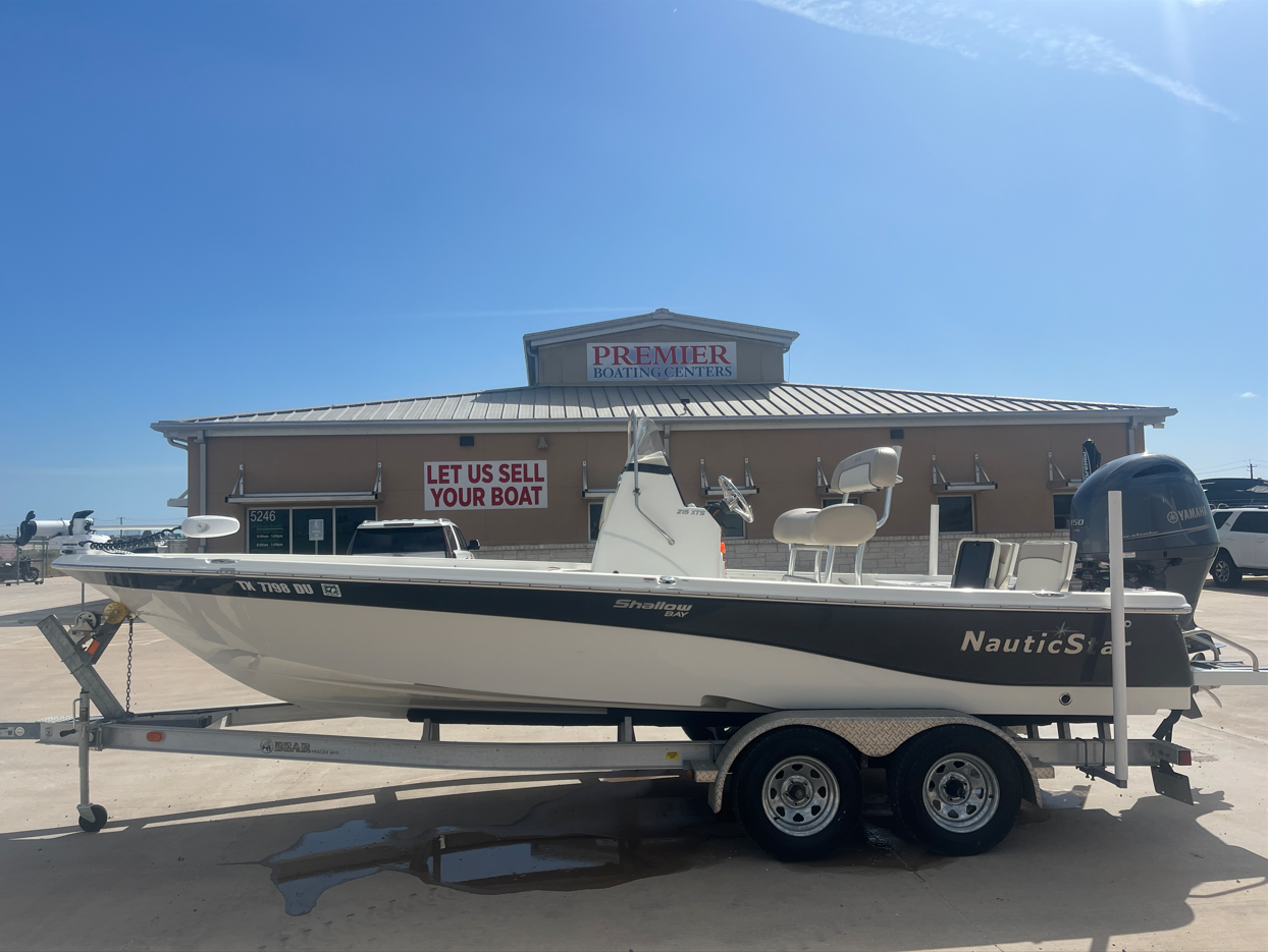 2017 21' NAUTIC STAR 215XTS